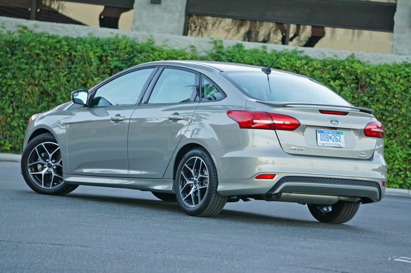Is this the worst displacement per pound in the US, for a non-hybrid? Quite possibly... (Image stolen from Autoweb)